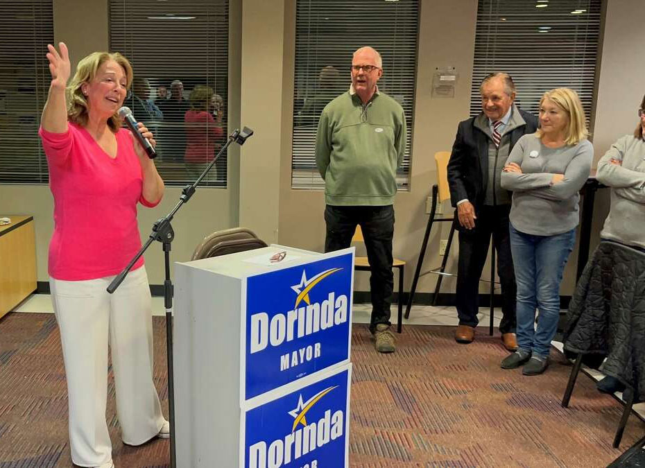 La demócrata Dorinda Borer celebra la victoria en las elecciones de West Haven el 7 de noviembre de 2023. Brian Zahn/Hearst Connecticut Media