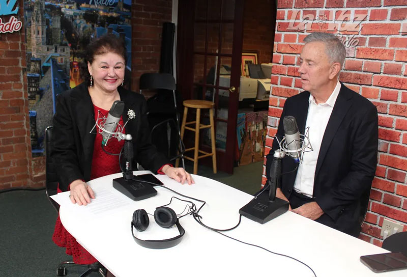 Norma Rodríguez-Reyes de La Voz y el gobernador Ned Lamont conversan sobre la controversia de New Haven el lunes en WNHH FM.