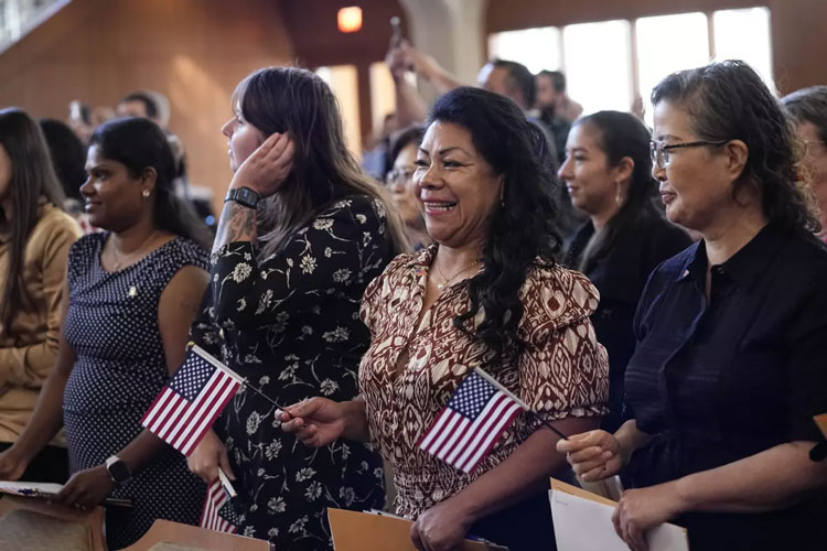 Mujeres que representan a más de 20 países participan en una Ceremonia de Naturalización, el 8 de marzo de 2024, en San Antonio. (AP Foto/Eric Gay, Archivo)